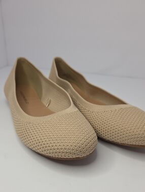 EUC Lucky Brand Women's Slip On Ballet Flats in a tan  Size 6